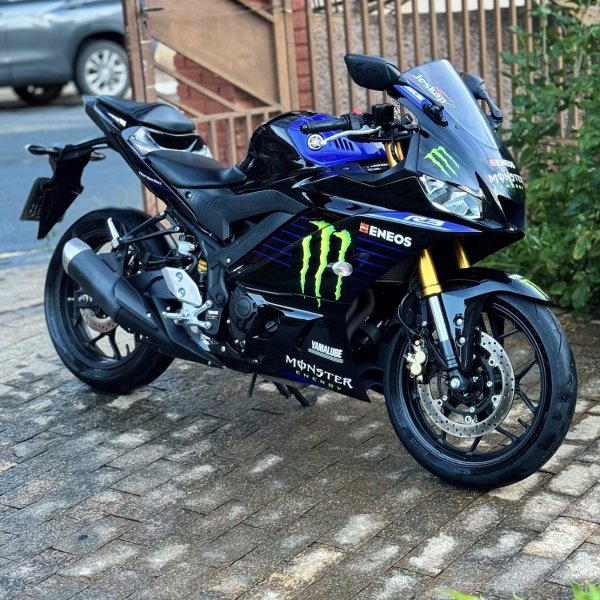 Yamaha R3 Monster
